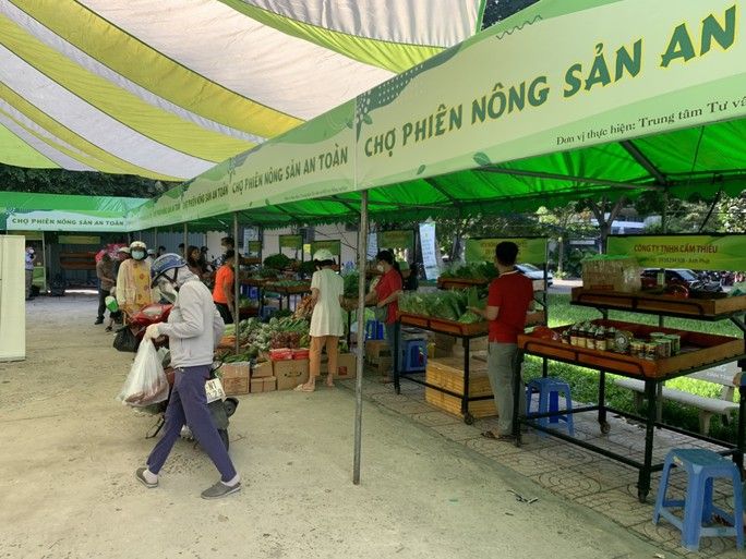 Chợ phiên nông sản an toàn trở lại