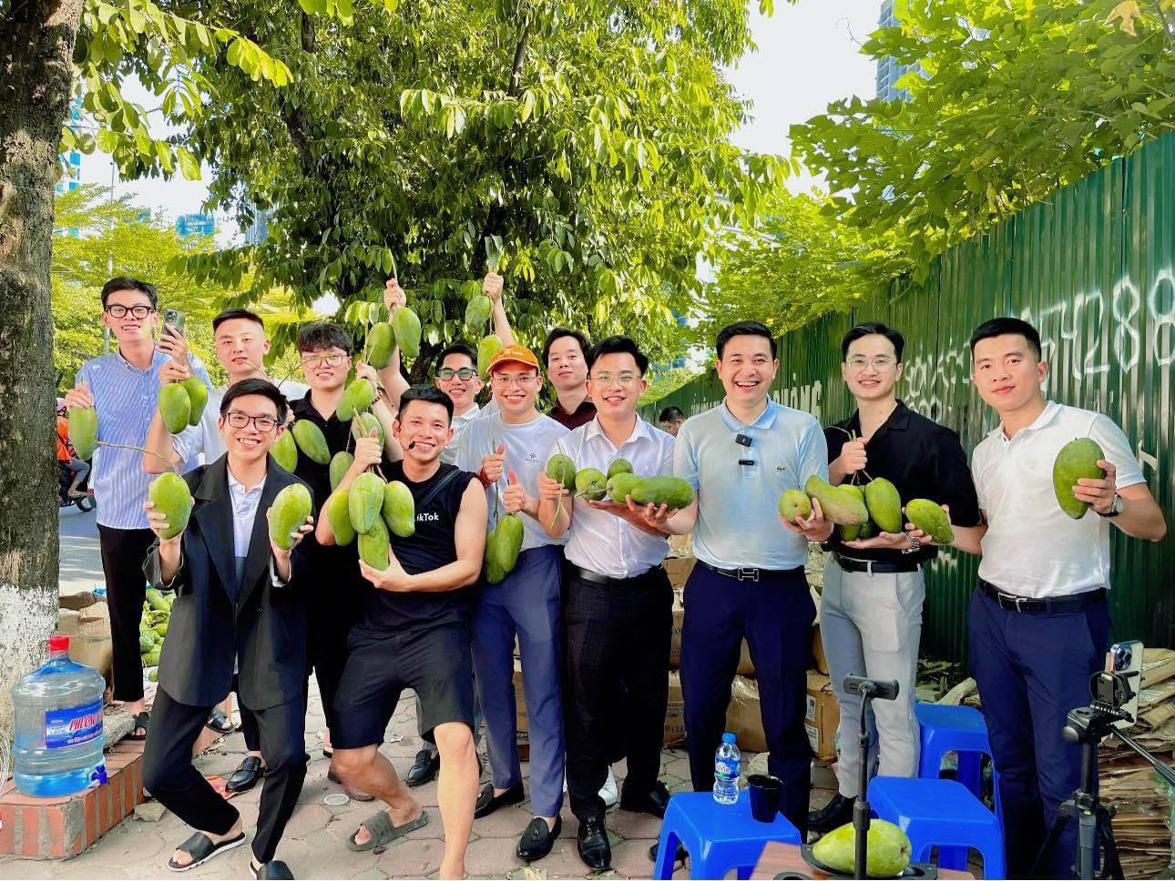 Nhóm bạn trẻ kết nối tiêu thụ xoài Yên Châu, gây quỹ vì trẻ em nghèo