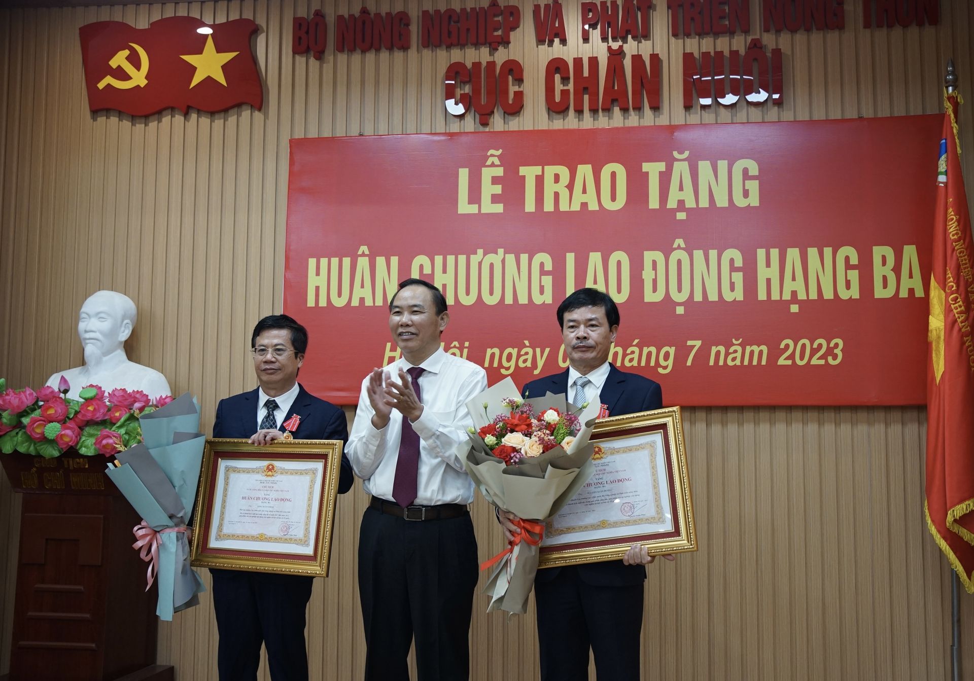 Trao Huân chương Lao động hạng Ba cho lãnh đạo Cục Chăn nuôi