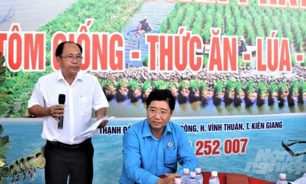 Hợp tác xã tặng hộ nghèo tôm giống để 'thoát nghèo mới thôi'