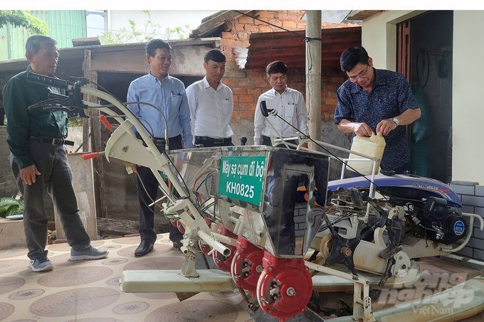 Lần đầu áp dụng, lúa sạ cụm bằng máy hiệu quả tăng rõ rệt