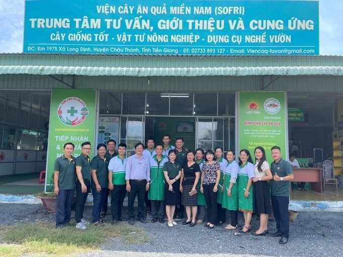 Đội ngũ chuyên đi chữa bệnh cho cây trồng