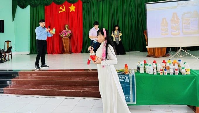 Nhà nông thoải mái vừa xem kịch, vừa ‘học’ sử dụng thuốc bảo vệ thực vật