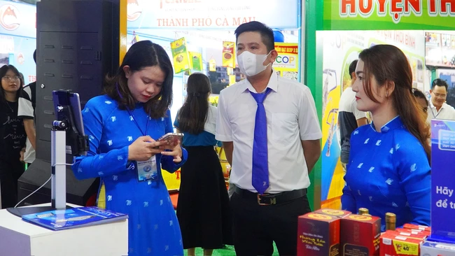 Hơn 40.000 người đến với lễ hội về con tôm lớn nhất Cà Mau