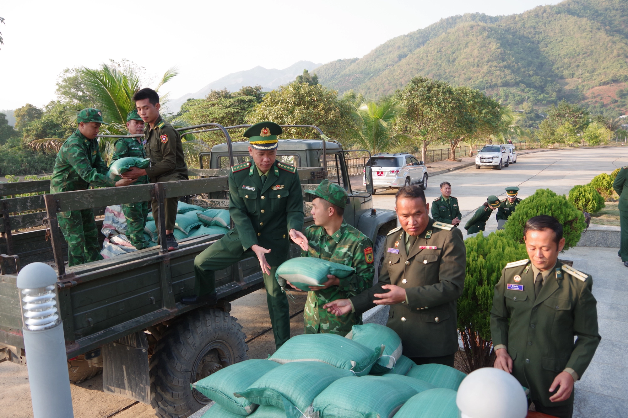 Trao tặng gạo cho lực lượng bảo vệ biên giới nước bạn Lào