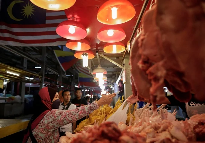 Malaysia kiểm soát chặt giá thịt gà trong dịp Tết Nguyên đán