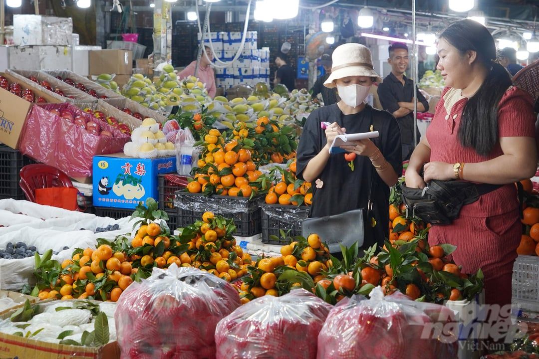Hàng hóa, nông sản tấp nập về chợ đầu mối, sức mua còn yếu