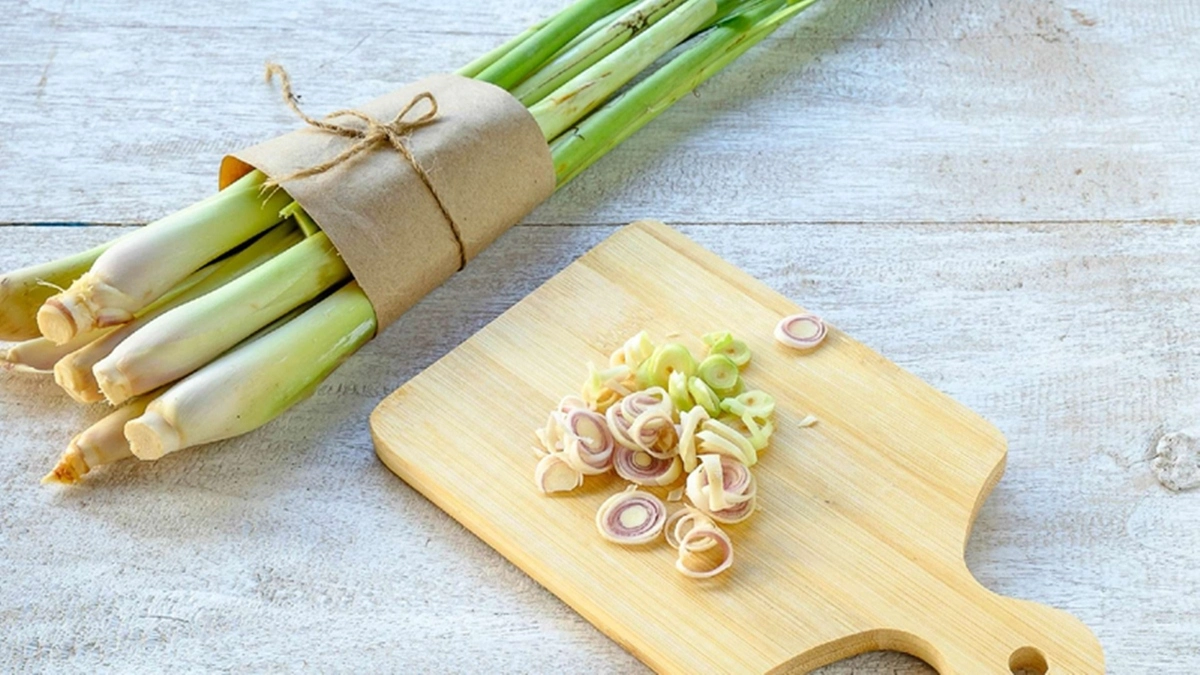Ngạc nhiên với hàng loạt công dụng chữa bệnh của củ sả, từ giải cảm đến trị đau răng, thông tiểu...