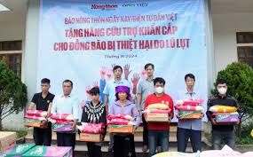 Báo Nông Thôn Ngày Nay/Dân Việt mang yêu thương đến người dân vùng lũ Sơn La