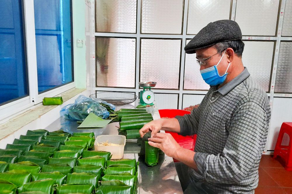 Bắc Giang: Thứ thịt trộn thính, gói lá chuối thành đặc sản đắt khách, mỗi ngày bán vài nghìn quả